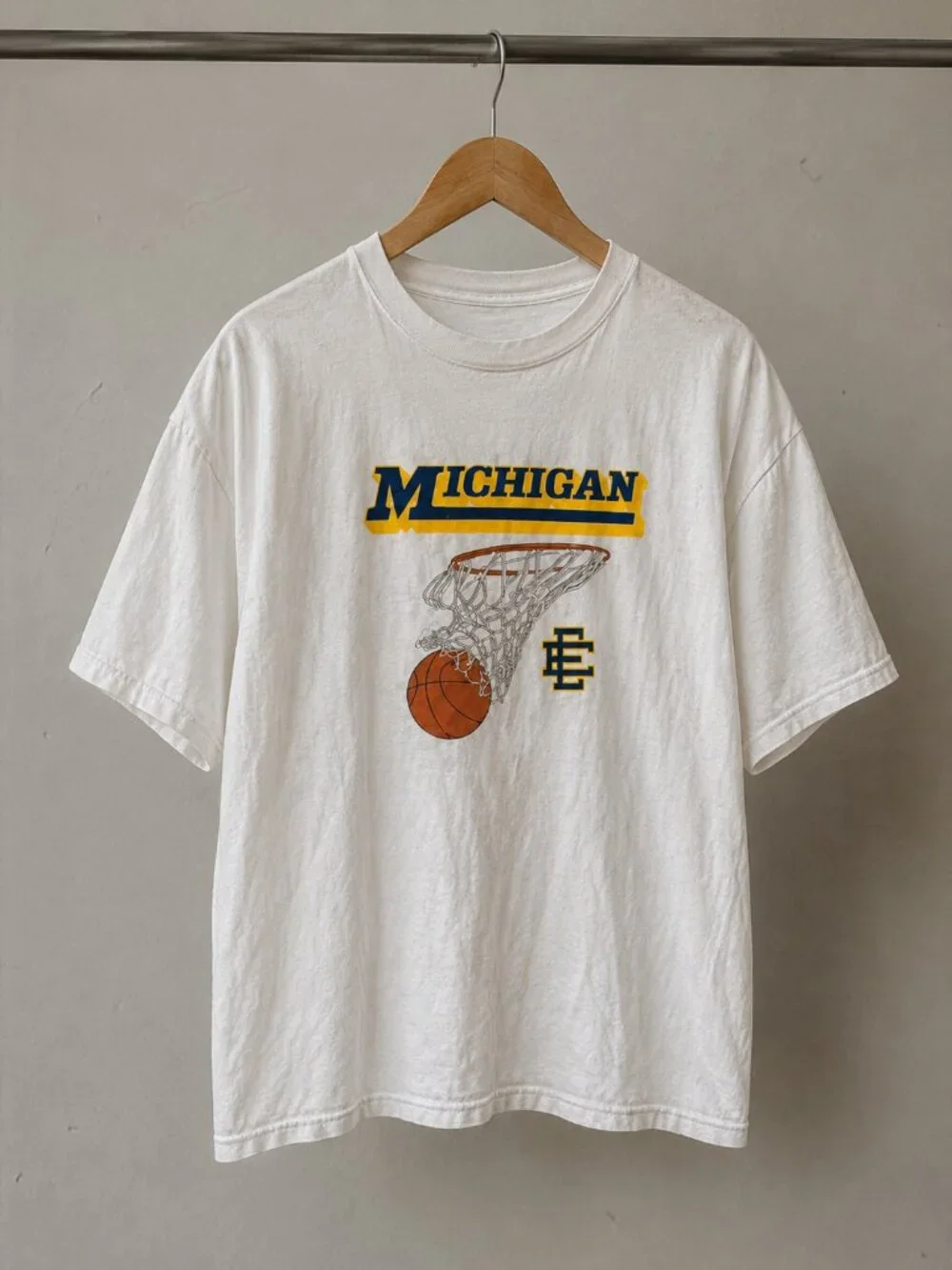 Michigan Wolverines Basketball Graphic T-Shirt White NCAA College Sports Tee Men - Picture 1 of 2